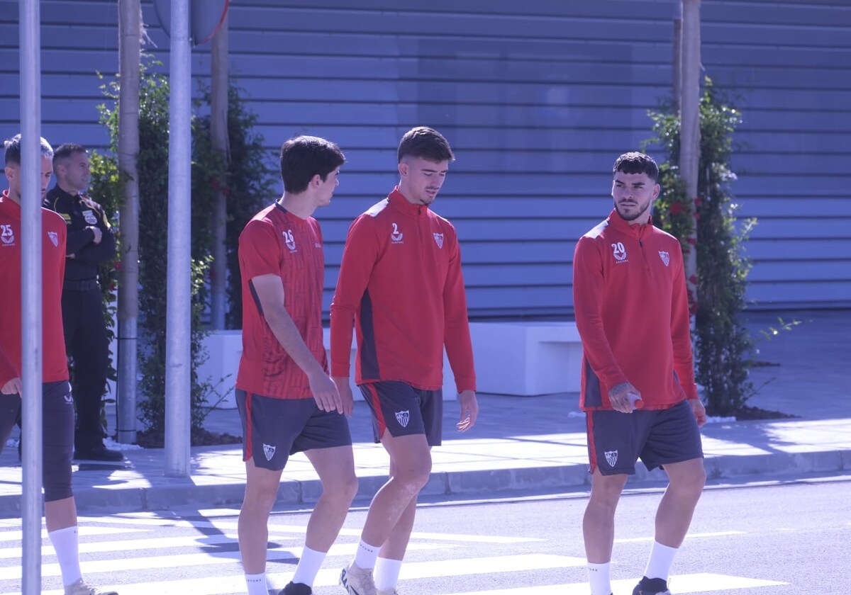 Sevilla FC: Juanlu Salta Al Césped En La Sesión Previa Al Partido Ante ...