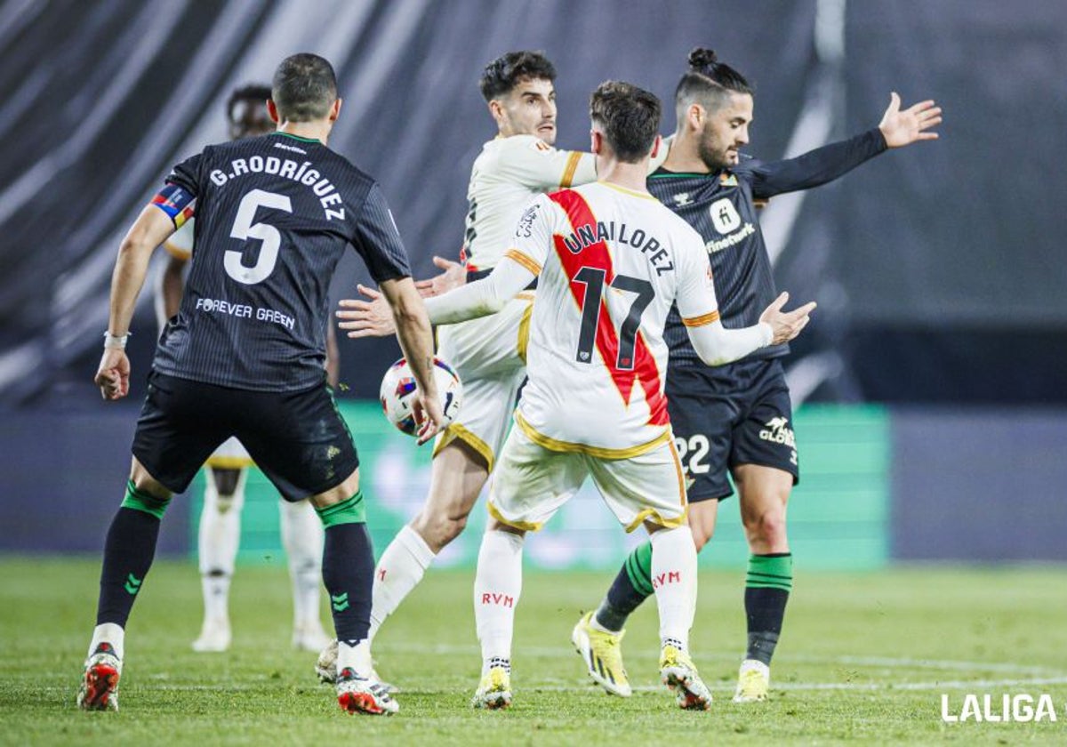 Óscar Valentín agarra a Isco en presencia de Guido Rodríguez y Unai López durante el Rayo - Betis
