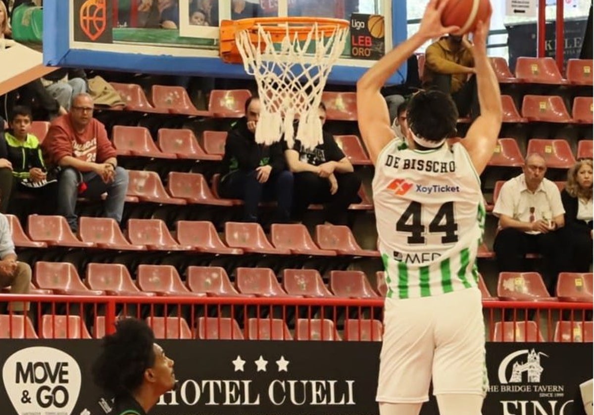 DeBisschop, a punto de anotar en el Grupo Alega Cantabria - Betis Baloncesto