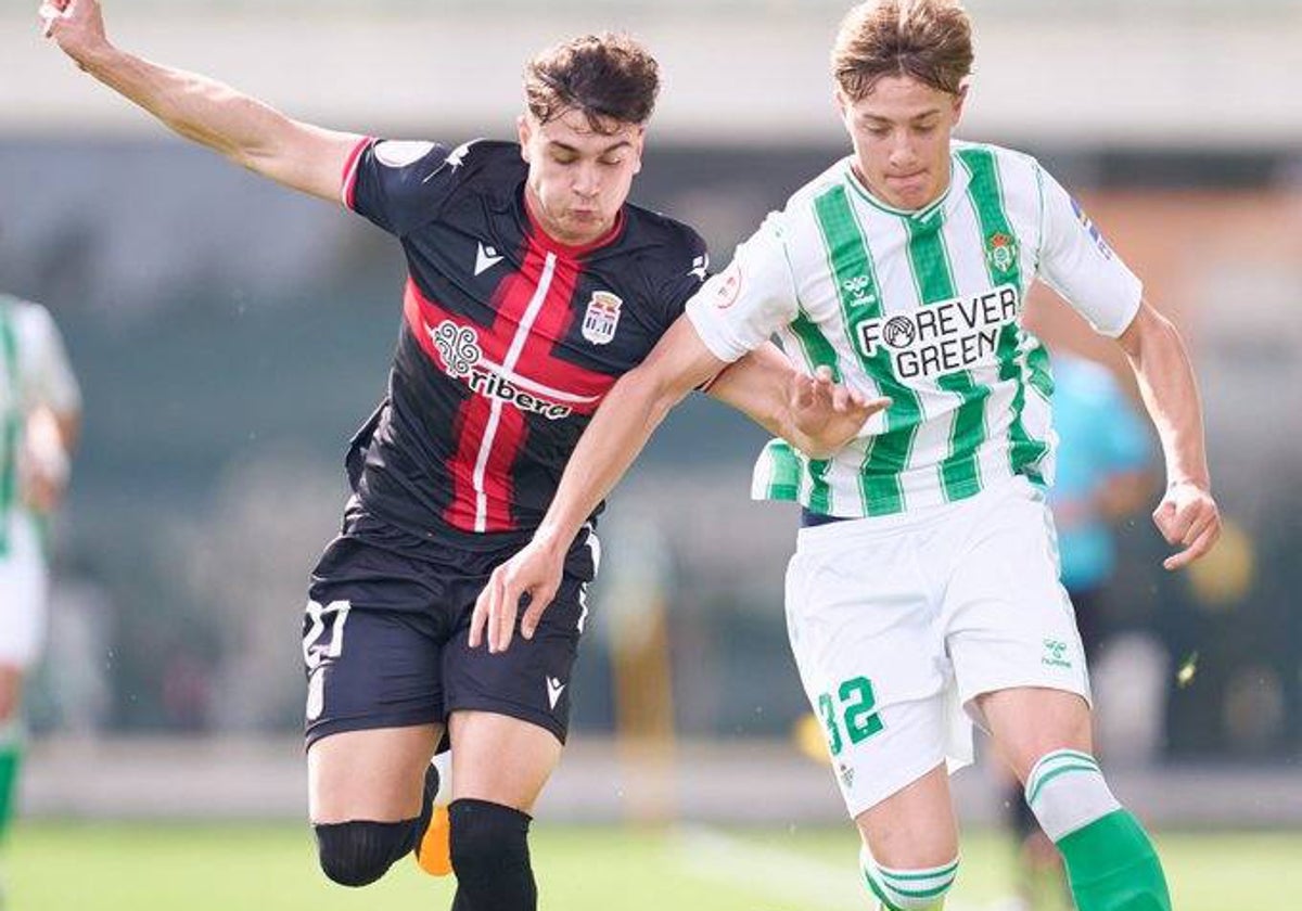 Jesús Rodríguez disputa un balón en el Betis Deportivo-Cartagena B de este domingo