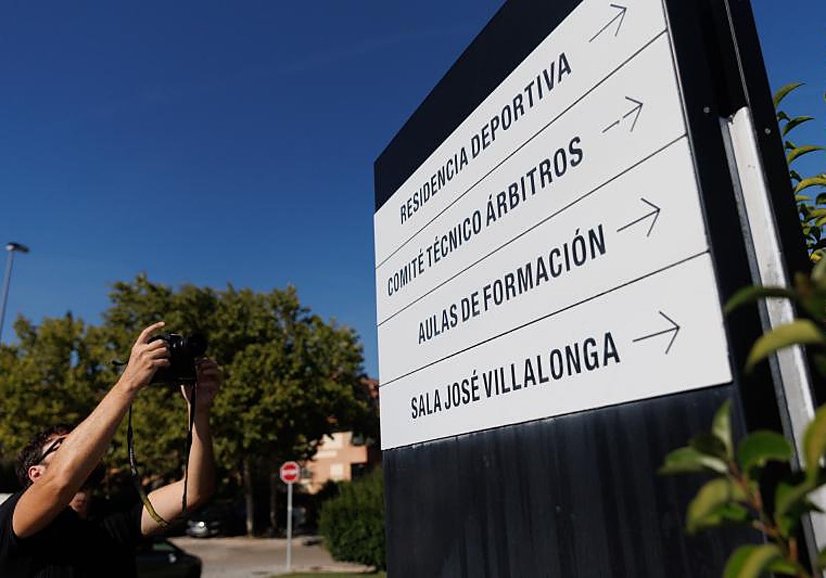 Entrada de la RFEF, durante el registro de la Guardia Civil a la sede del CTA, por orden del juez del caso Negreira