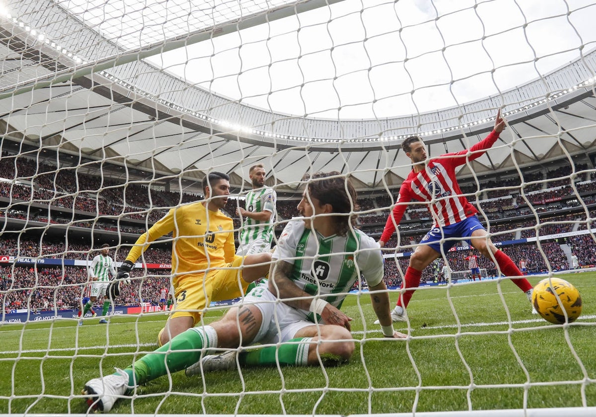 Imagen del primer gol del Atlético en el partido contra el Betis
