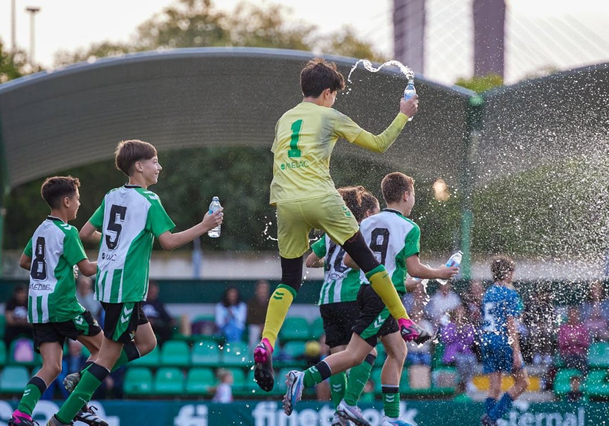 Canteranos del Betis celebran un triunfo en la ciudad deportiva Luis del Sol