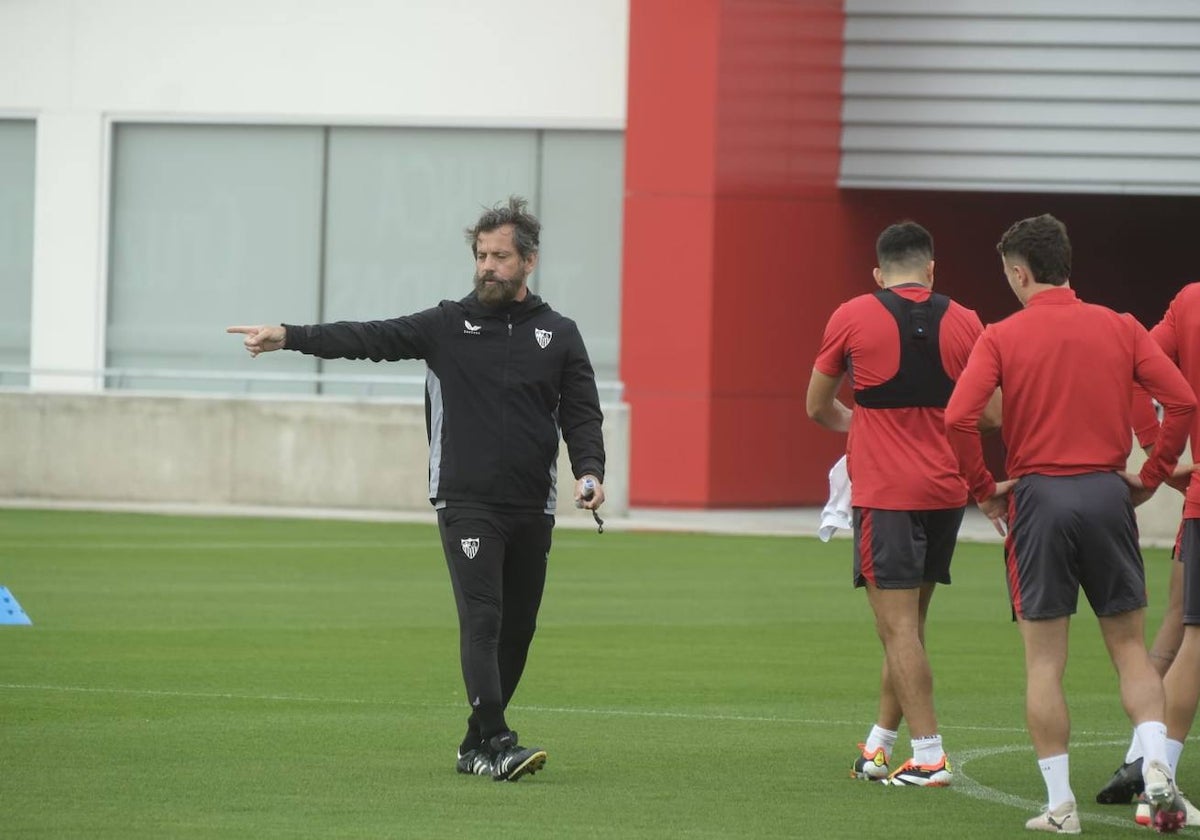 Quique Sánchez Flores da instrucciones a sus jugadores durante el entrenamiento del Sevilla FC