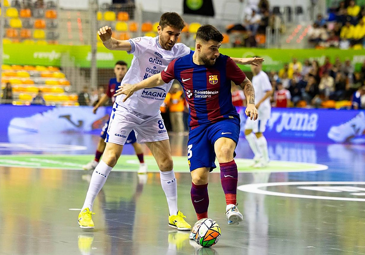 Catela protege la pelota ante Roberto Martil, del Xota