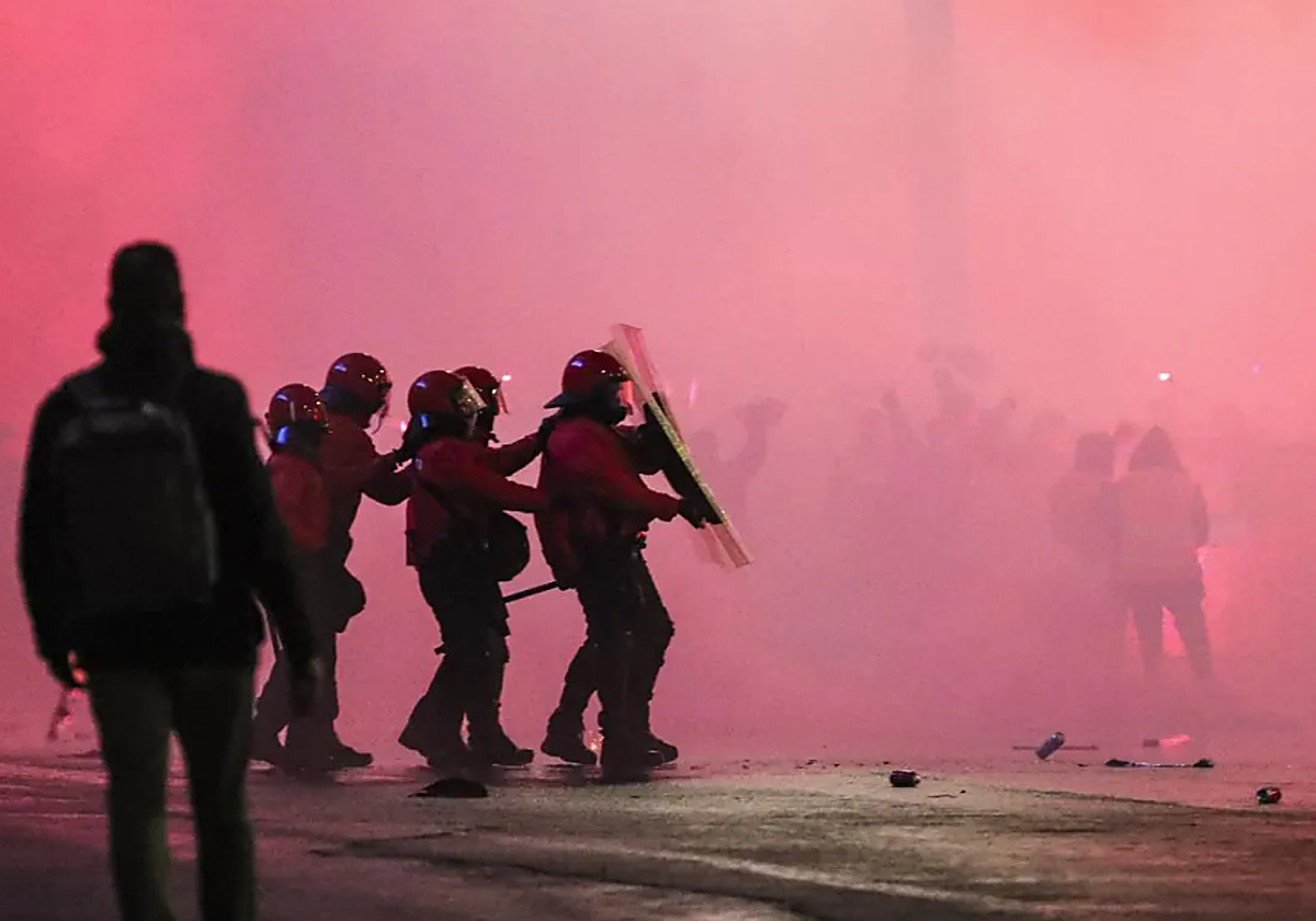 La Ertzaintza se protege con escudos de los aficionados radicales del Athletic