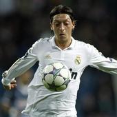 El cambio físico de Mesut Özil un año después de su retirada del fútbol