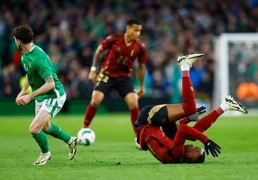Lukebakio cae al suelo durante el Irlanda - Bélgica