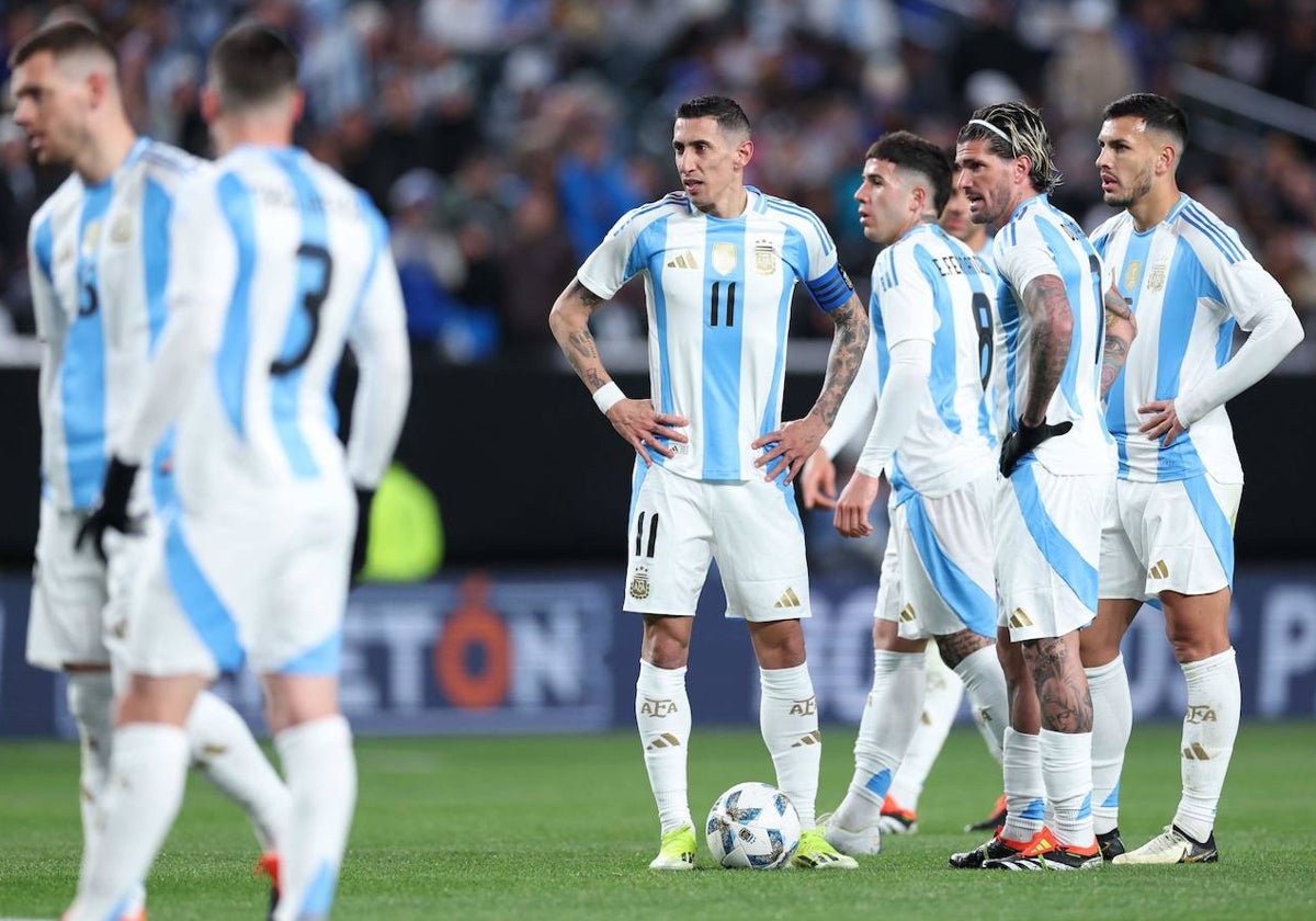 Varios futbolistas de Argentina, en el transcurso del amistoso ante El Salvador