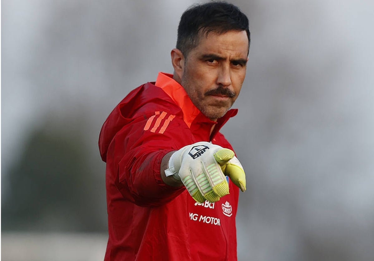 Claudio Bravo, en el transcurso del entrenamiento del miércoles de la selección de Chile