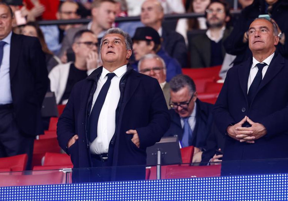 Joan Laporta junto a Rafa Yuste durante un partido del Barcelona