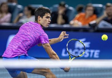 Alcaraz arrasa a Carballés en su debut en el Masters 1000 de Miami