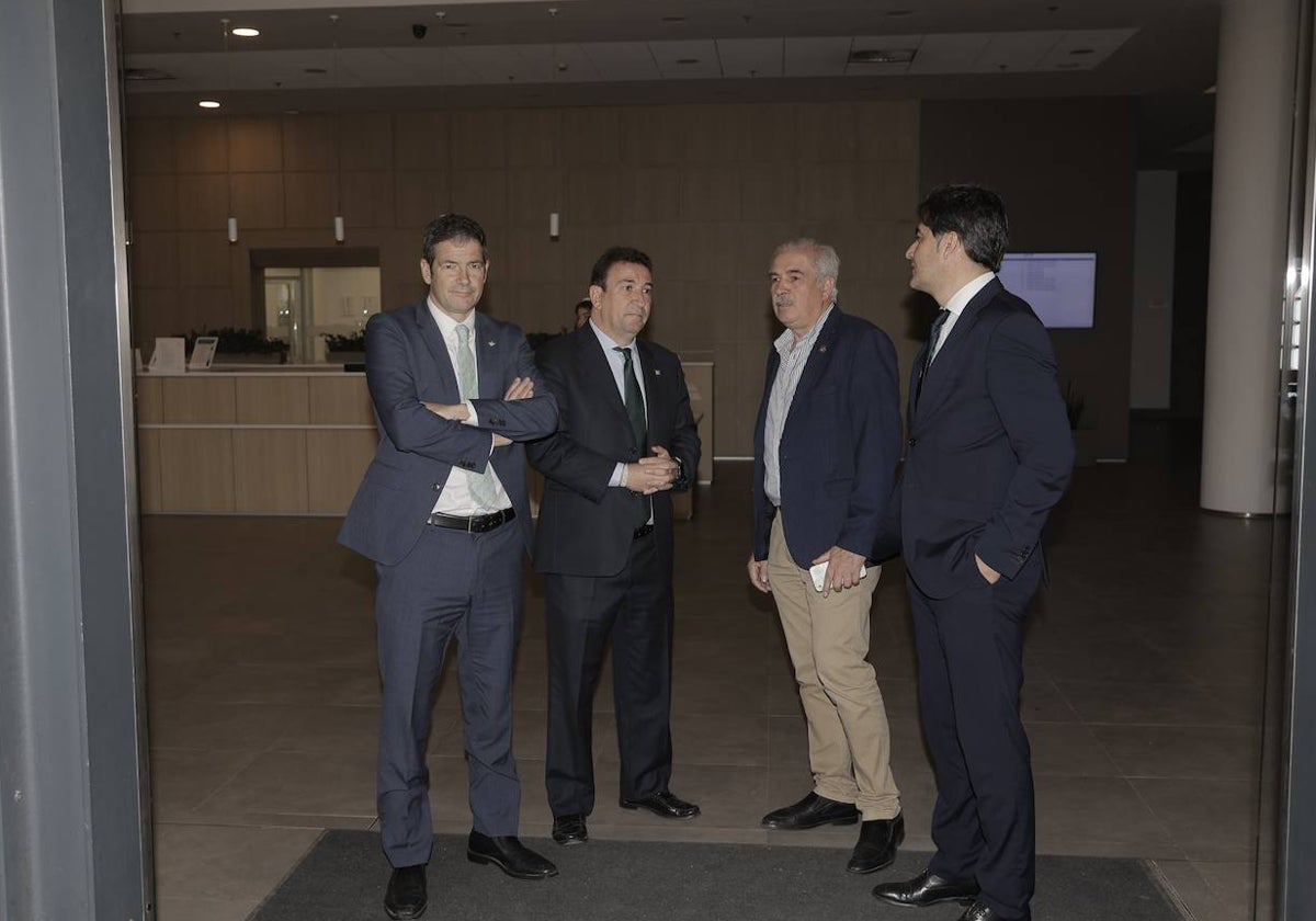 Ramón Alarcón, José Miguel López Catalán, Juan de Dios Álvarez y Ángel Haro, en el tanatorio de la SE-30