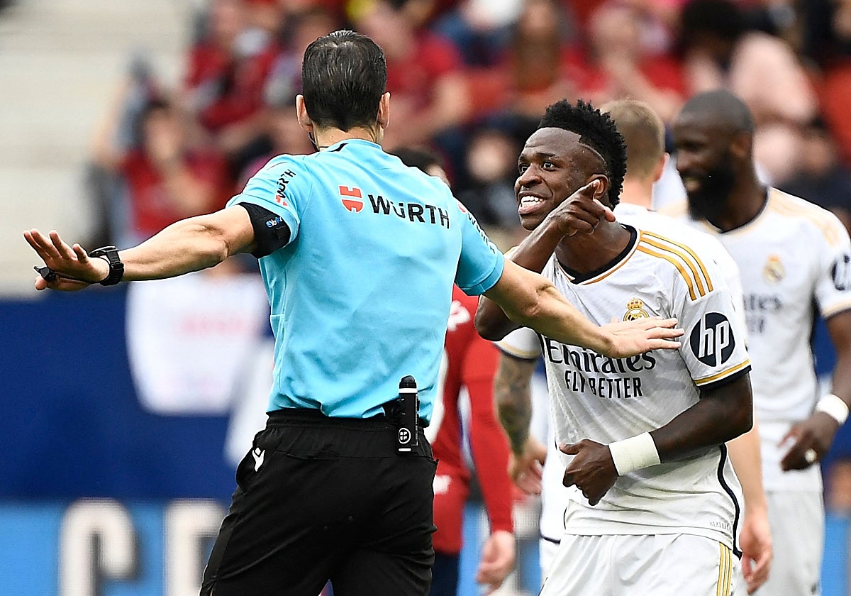 Vinicius protesta a Martínez Munuera en el último Osasuna-Real Madrid