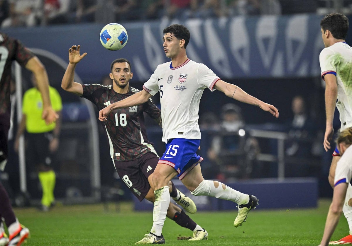 Johnny Cardoso y Luis Chávez, en la final de la Nations League Concacaf