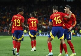 Rodri es felicitado tras marcar el primer gol del España-Brasil de este martes