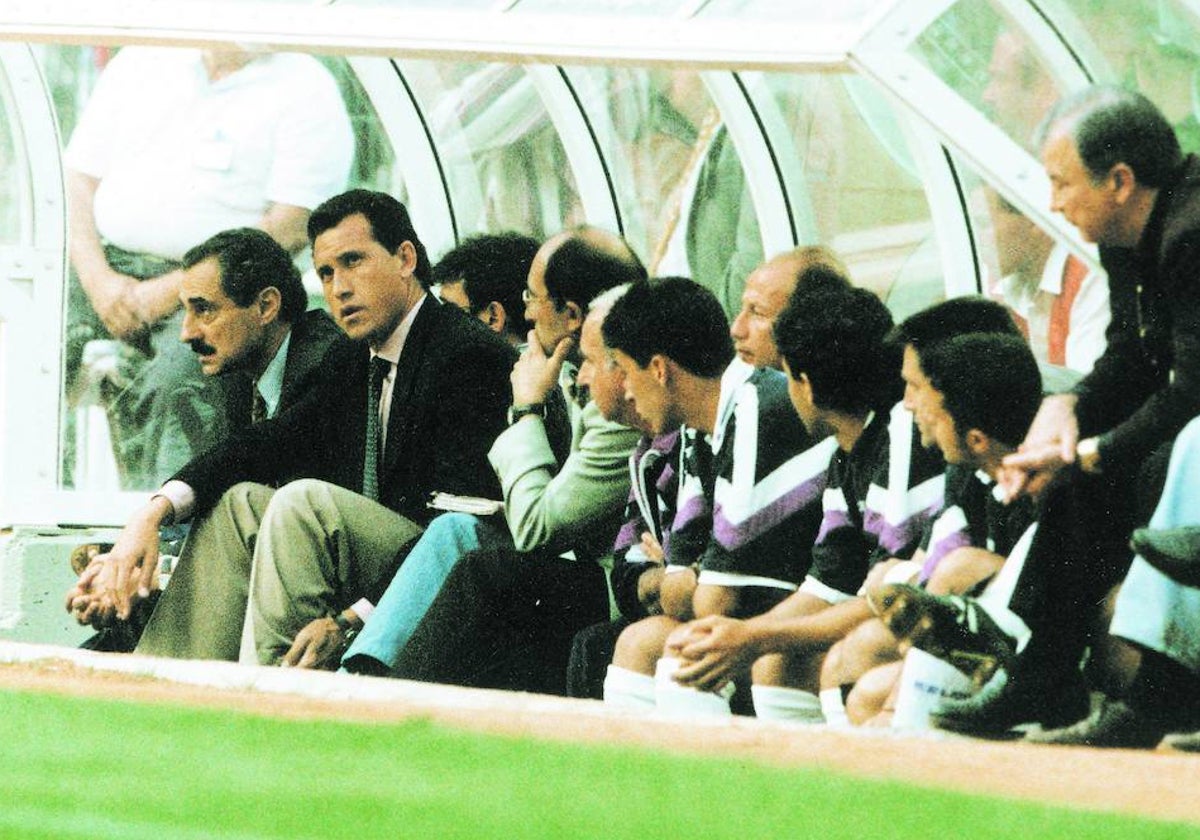 Valdano, en el banquillo del Real Madrid durante su etapa como técnico blanco