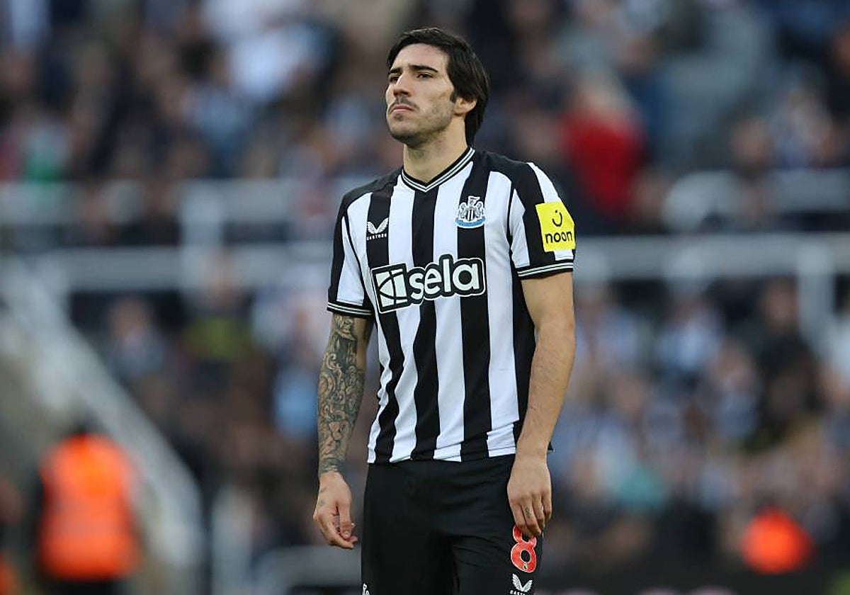 Sandro Tonalli en un partido con el Newcastle