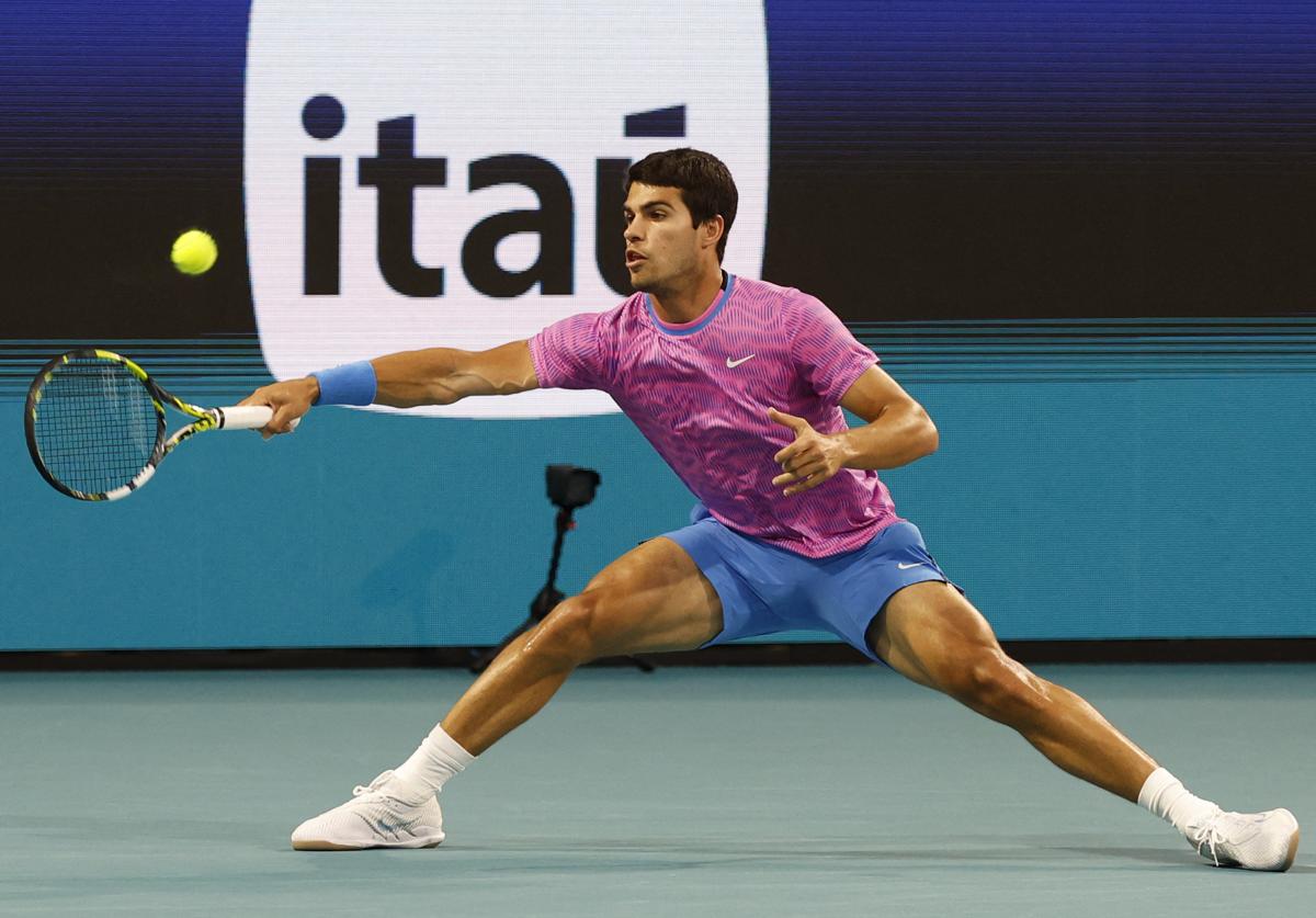 Carlos Alcaraz juega contra Grigor Dimitrov en el Abierto de Miami