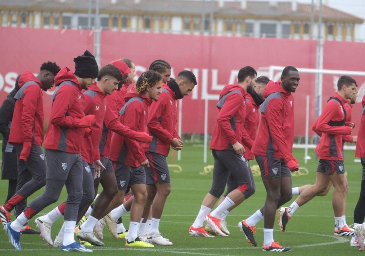 Entrenamiento del Sevilla en la ciudad deportiva este viernes