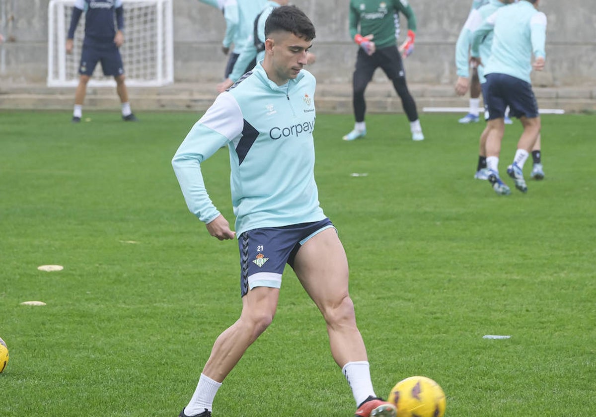 Marc Roca, en un entrenamiento con el Betis