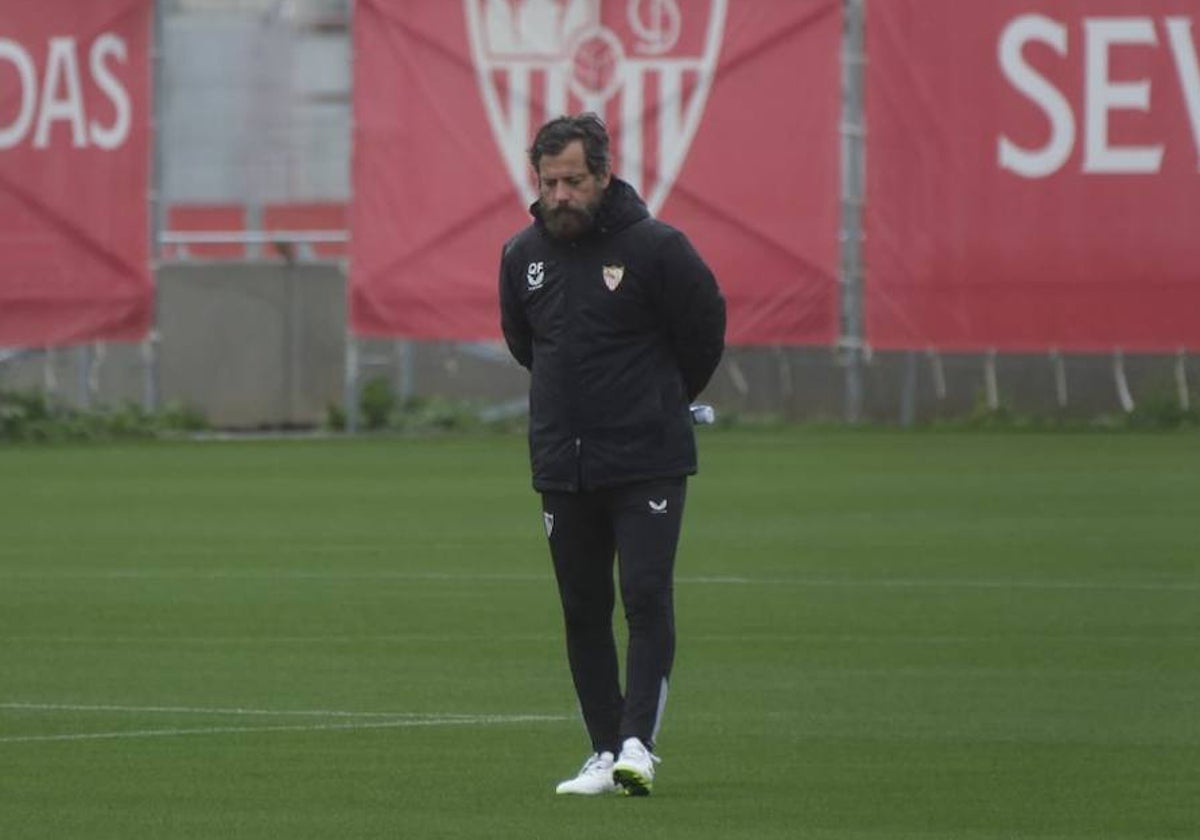 Quique Sánchez Flores, durante el entrenamiento en la ciudad deportiva del Sevilla