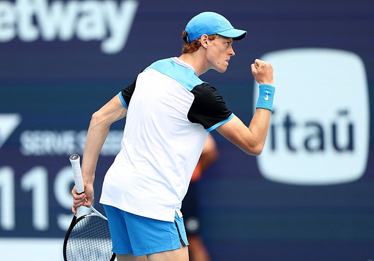 Sinner celebra un punto en su partido contra Medvedev