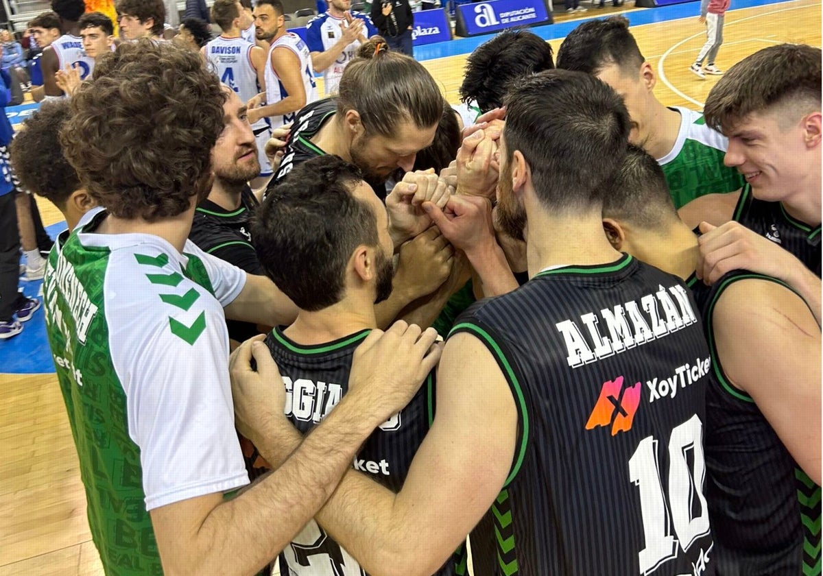 Los jugadores del Betis Baloncesto, festejando el triunfo logrado en Alicante