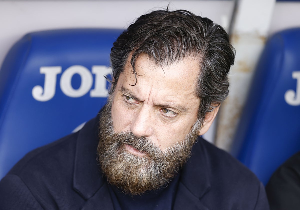 Quique Sánchez Flores, en el banquillo del Coliseum durante el Getafe-Sevilla de la jornada 30 de LaLiga EA Sports