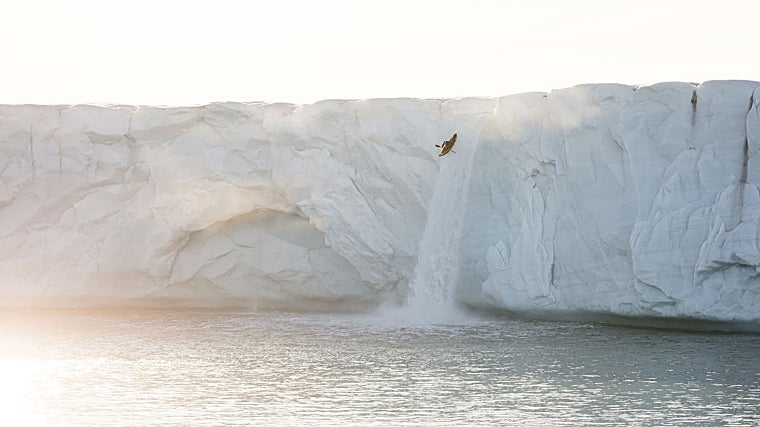 Serrasolses, tirándose por la cascada de veinte metros y recorriendo el río en el Ártico para llegar hasta ella