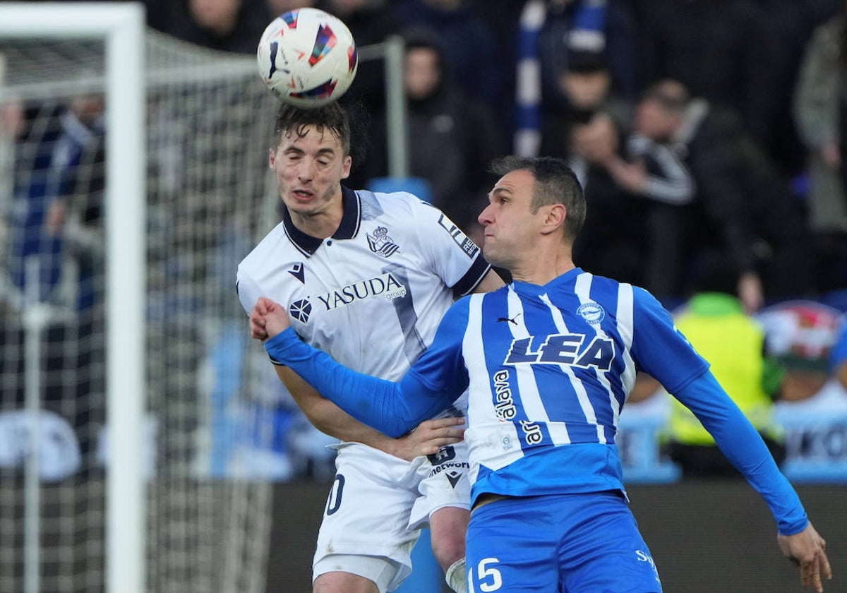 Lance entre Pacheco y Kike García durante el Alavés - Real Sociedad