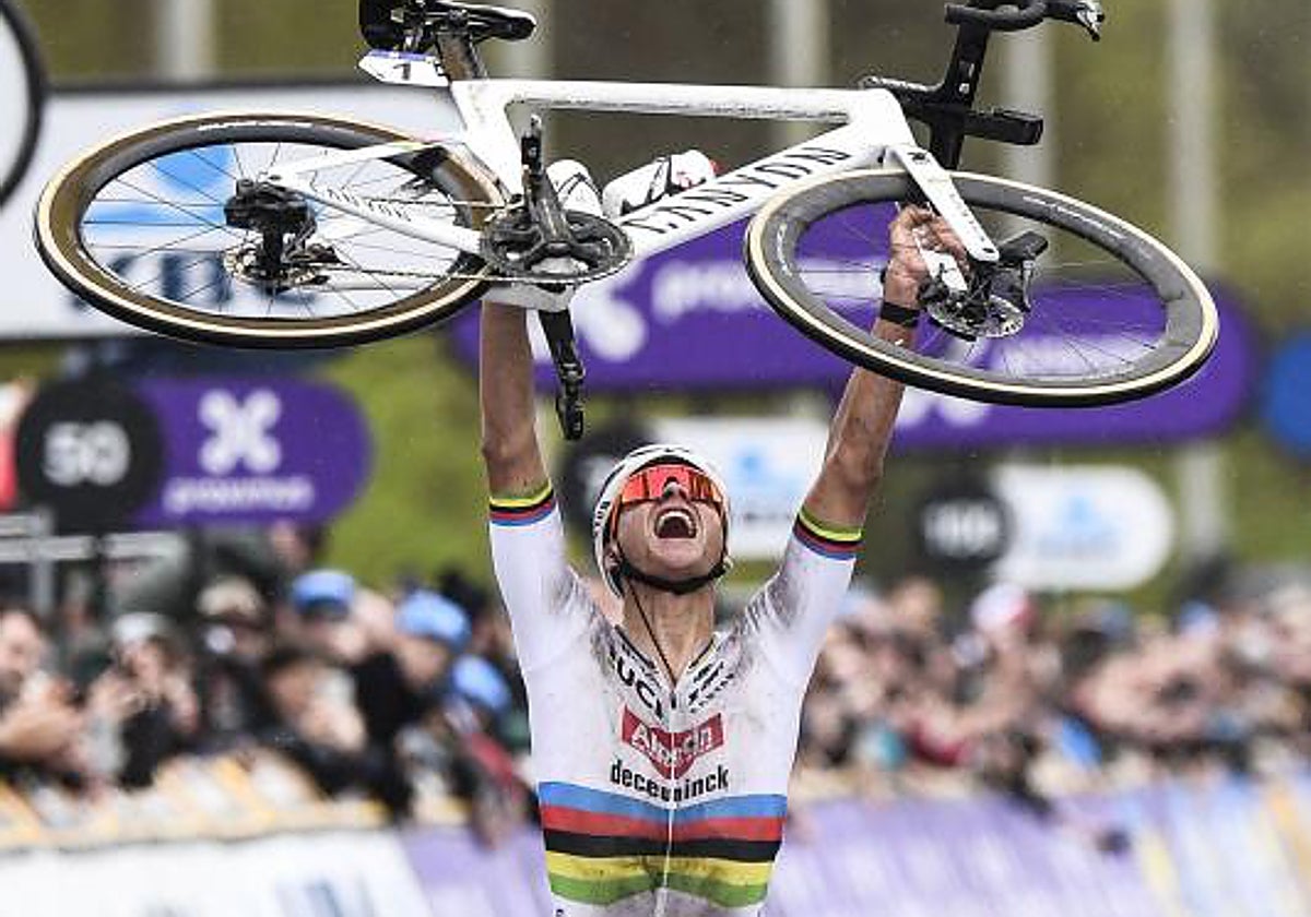 Van der Poel celebra la victoria levantando su bicicleta