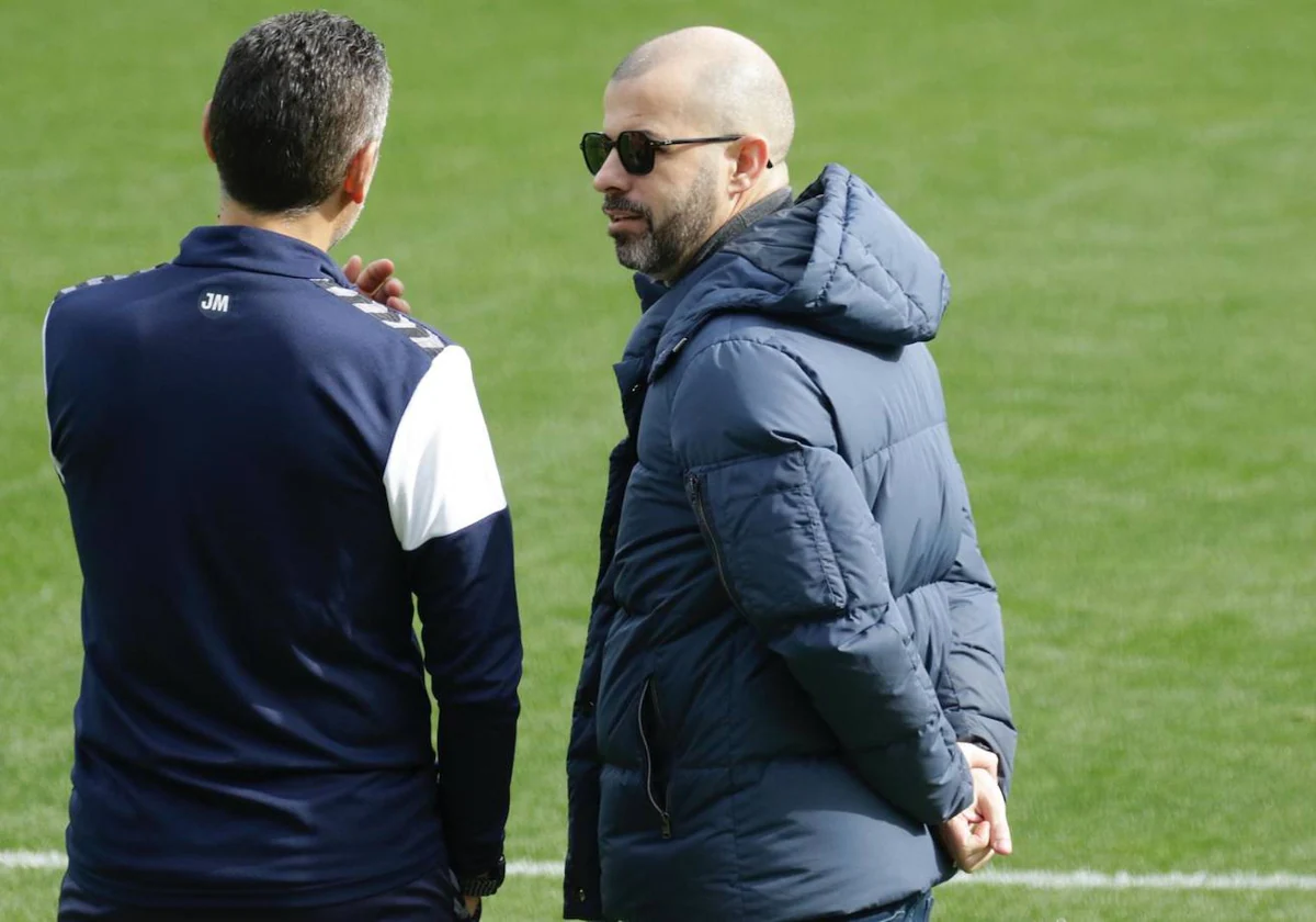 Manu Fajardo, director deportivo del Betis, habla con el doctor Álvarez en un entrenamiento