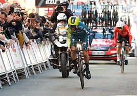 Roglic da el primer golpe