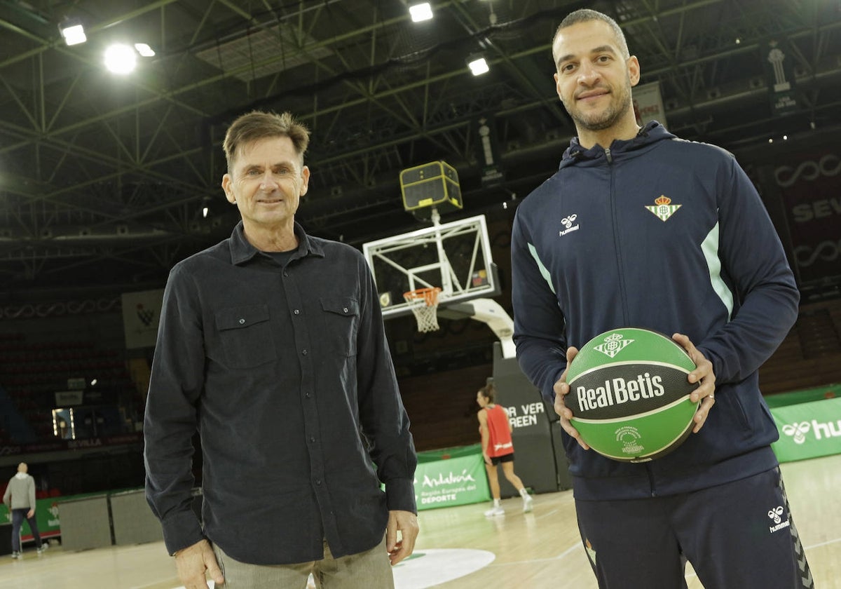Armando Guerrero, a la izquierda, junto al entrenador del Betis Baloncesto, Bruno Savignani