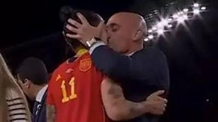 Imagen del beso no consentido de Luis Rubiales a Jenni Hermoso