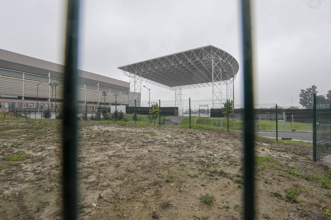 Los aledaños del estadio de La Cartuja presentan numerosos desperfectos