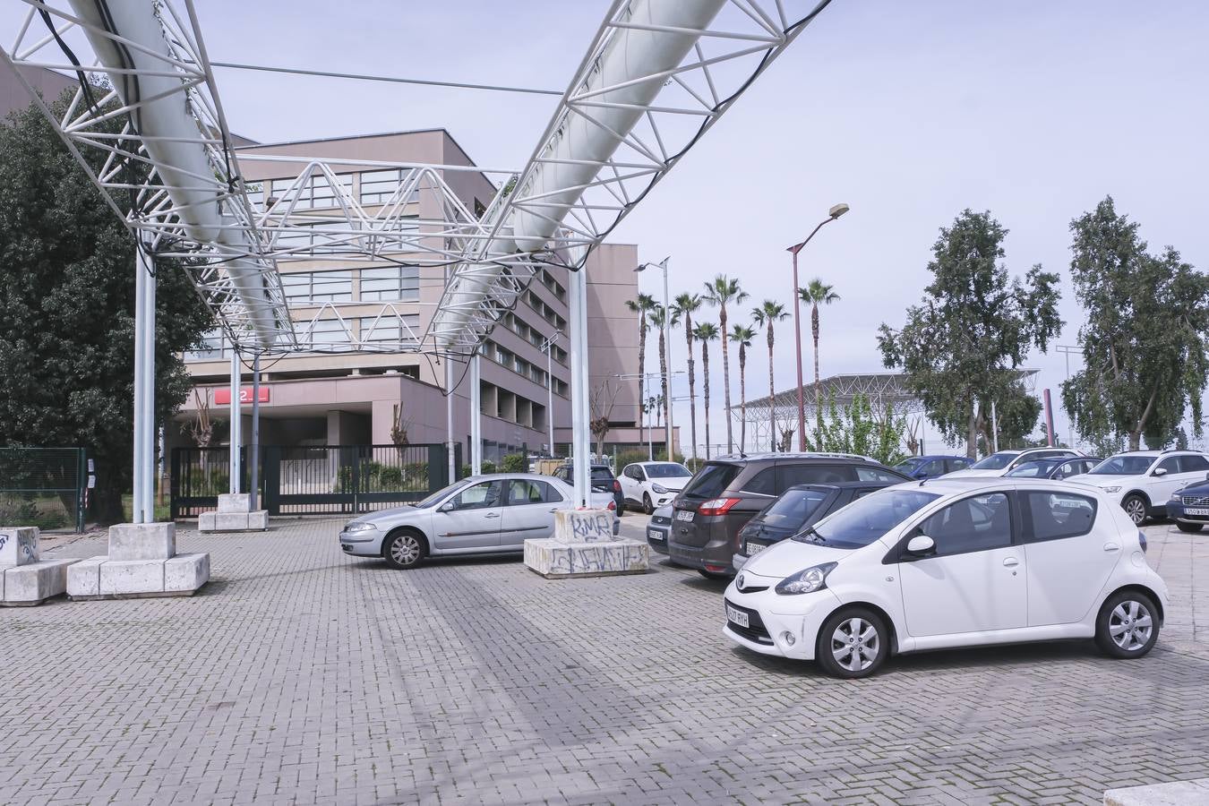 Los aledaños del estadio de La Cartuja presentan numerosos desperfectos