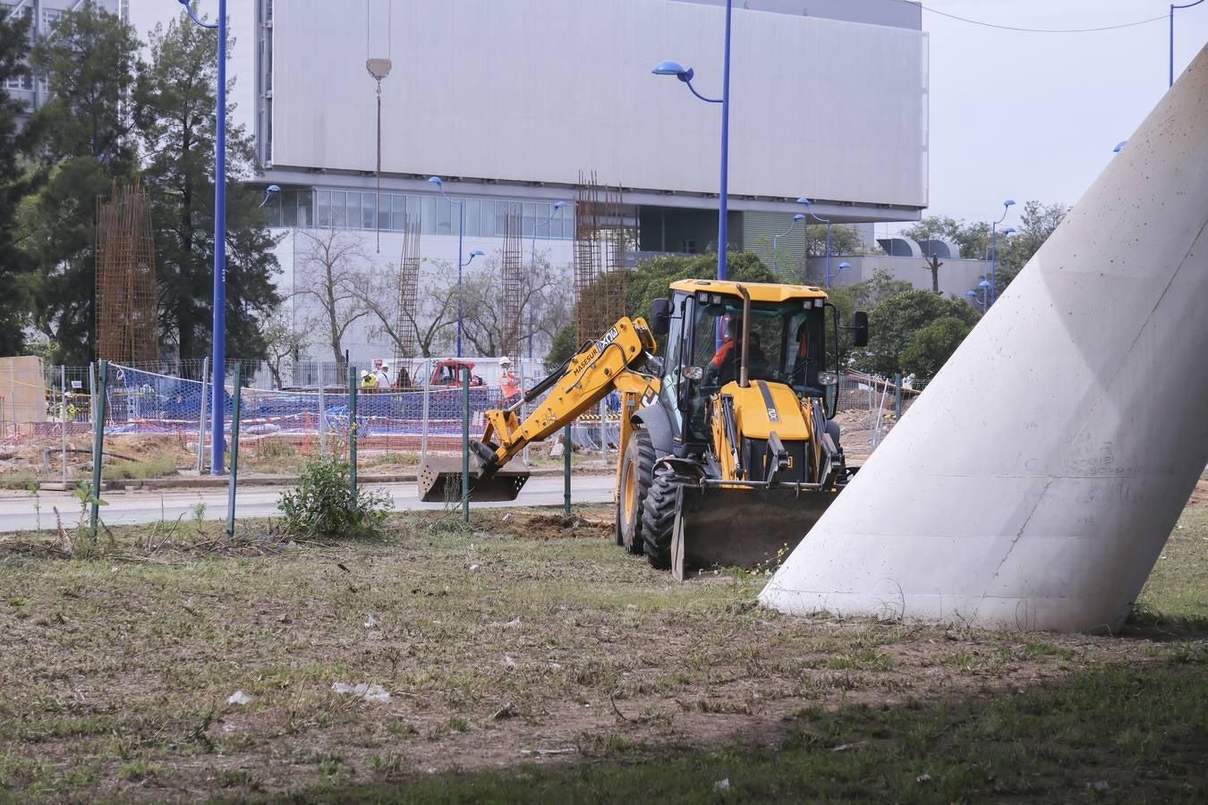 Los aledaños del estadio de La Cartuja presentan numerosos desperfectos