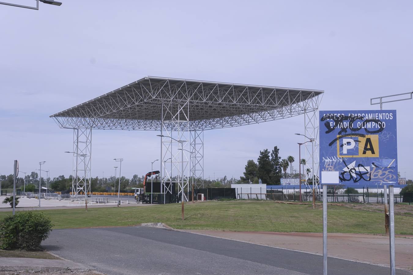 Los aledaños del estadio de La Cartuja presentan numerosos desperfectos