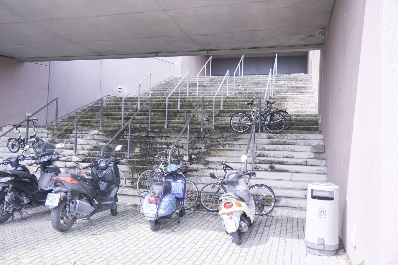 Los aledaños del estadio de La Cartuja presentan numerosos desperfectos