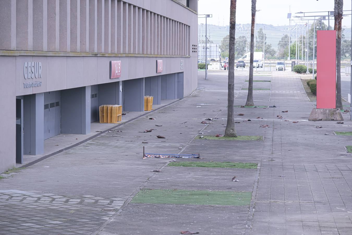 Los aledaños del estadio de La Cartuja presentan numerosos desperfectos