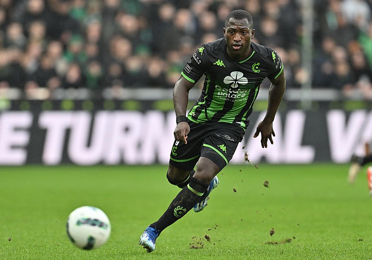 Kevin Denkey conduce el balón en un partido con el Círculo de Brujas