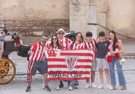 Los aficionados del Athletic tiñen de rojo el centro de Sevilla