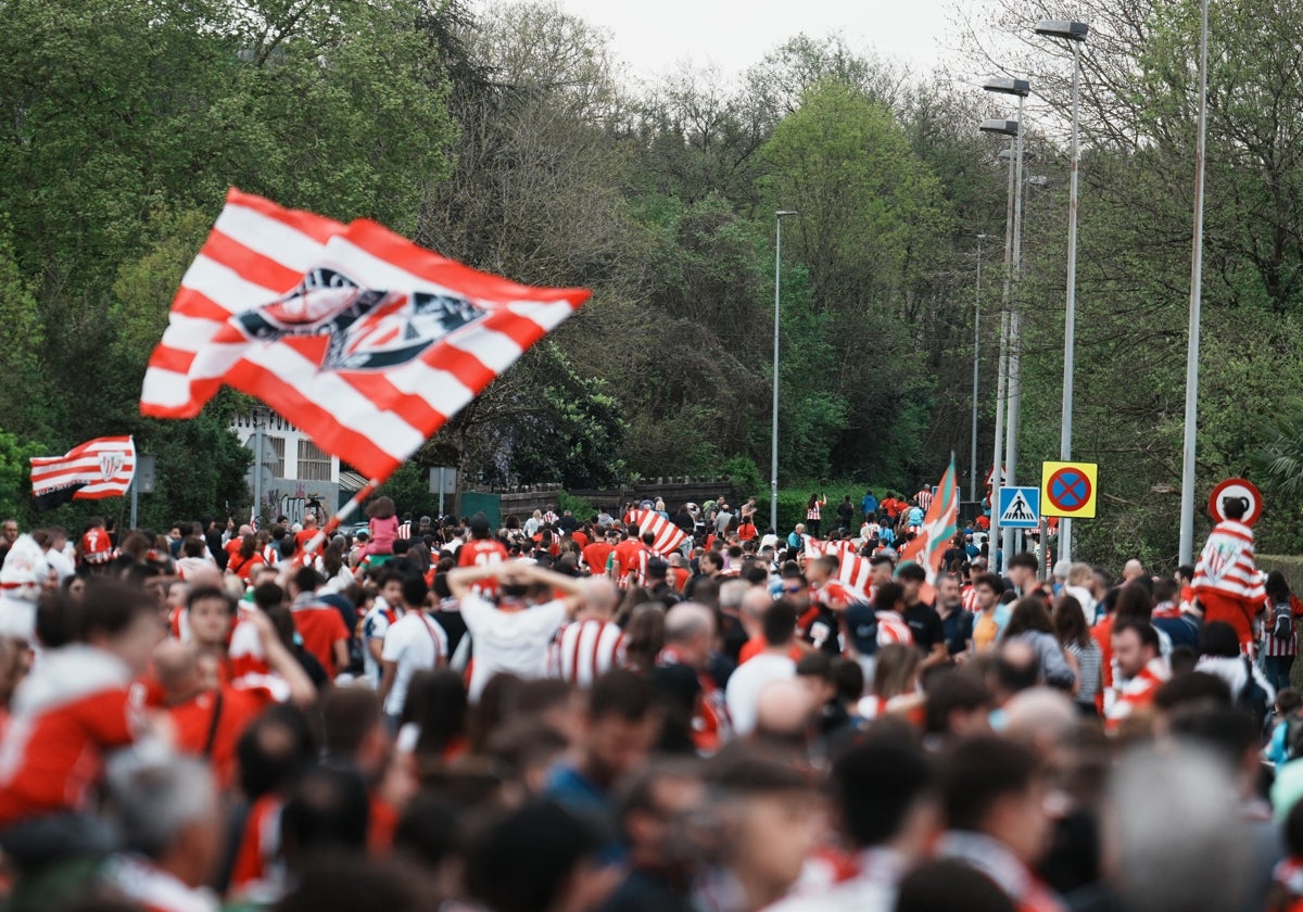 La afición despide al Athletic Club en su salida hacia Sevilla para la final de la Copa del Rey