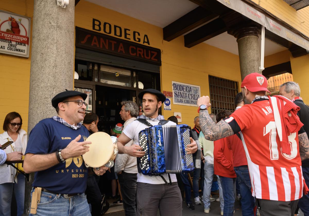 Aficionados del Athletic y Mallorca esperan en Sevilla la final de la Copa del Rey