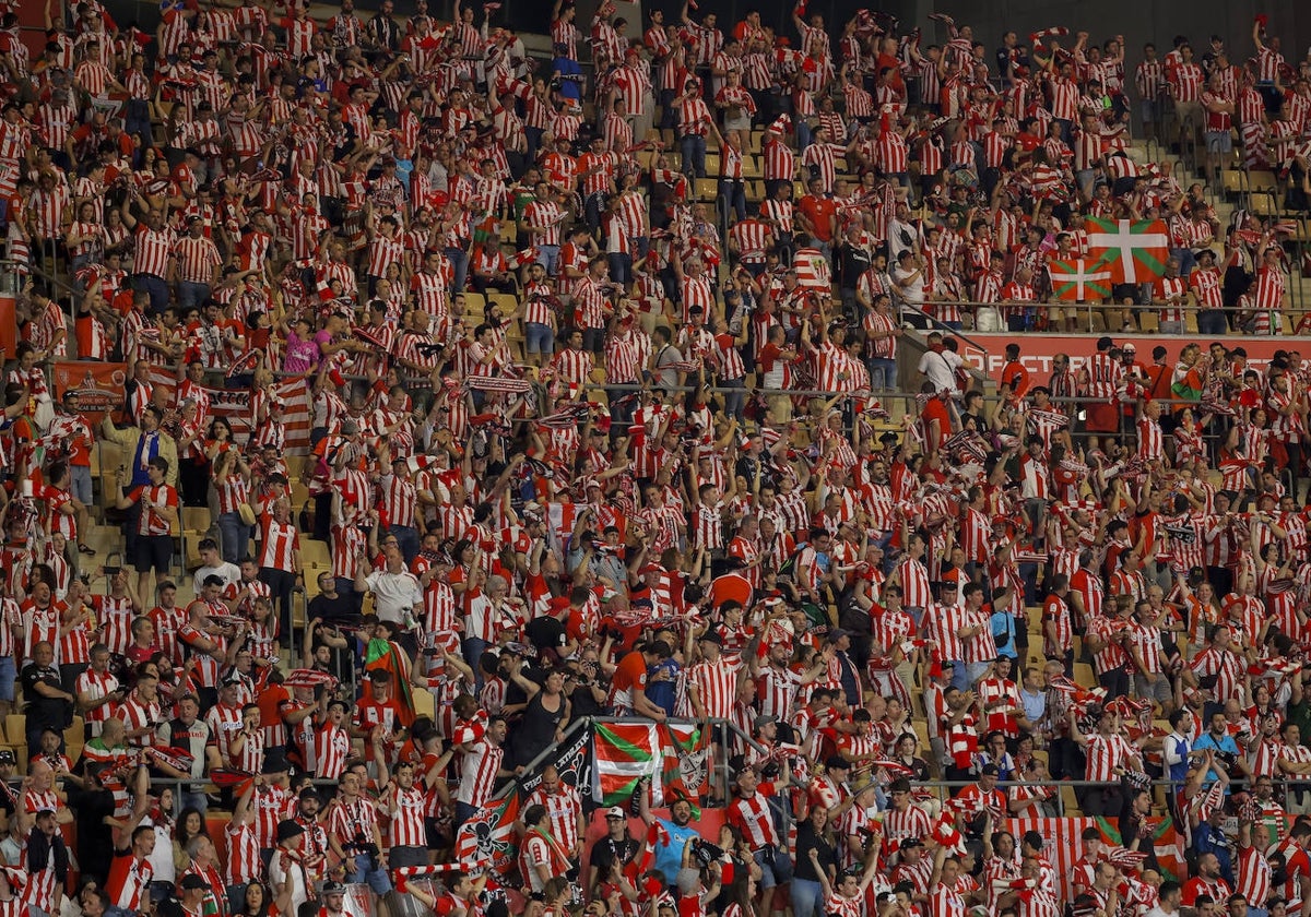 Aficionados del Athletic Club en la grada del Estadio de La Cartuja