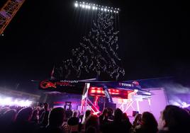 El «Boat One» del Alinghi Red Bull Racing presentado en sociedad en su base de Barcelona