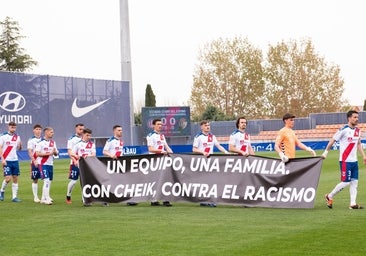 Protesta de los jugadores del Rayo Majadahonda ante la Ponferradina por la sanción a Cheik Sarr y al club