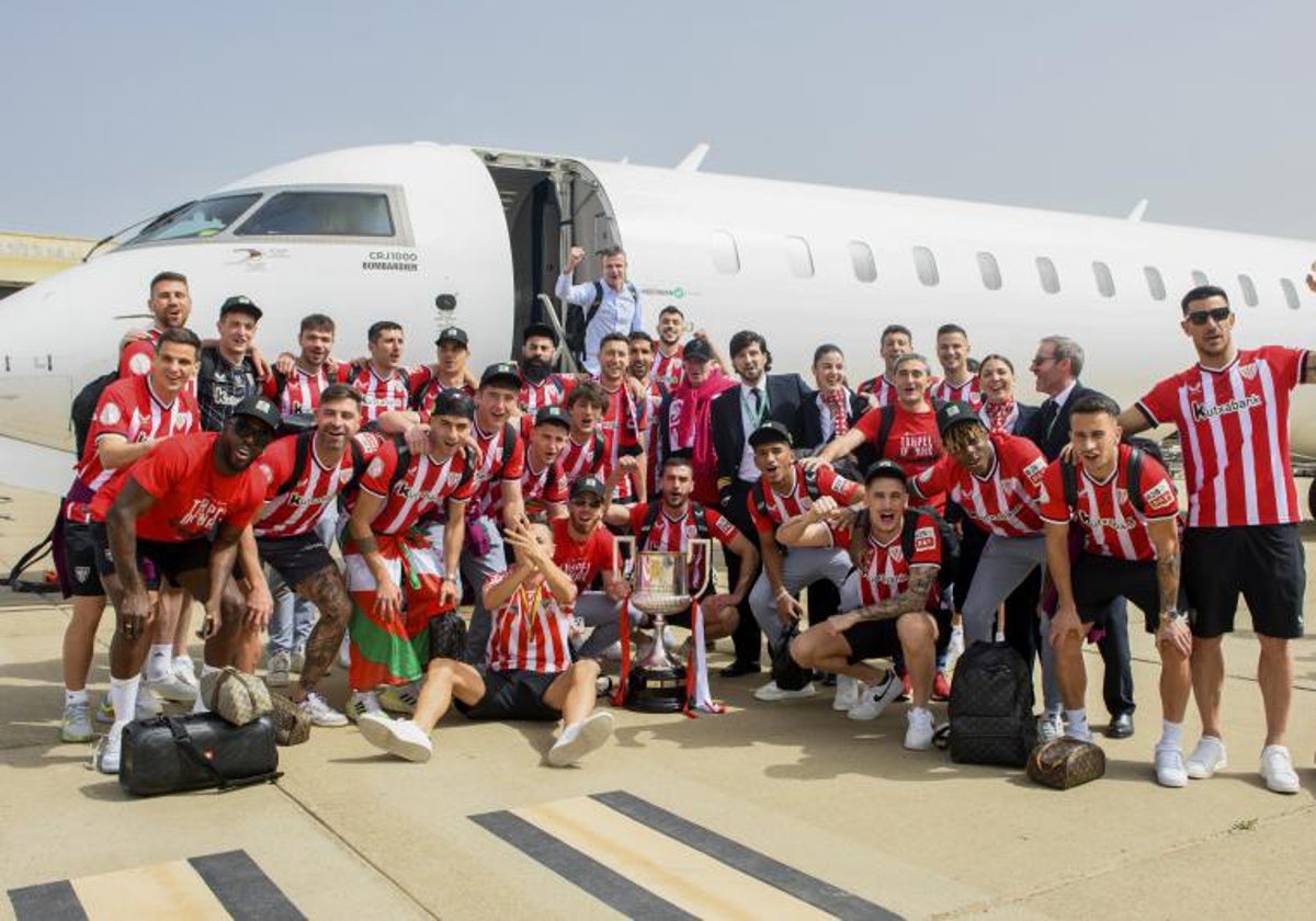 La plantilla del Athletic posa con el título de la Copa del Rey a su llegada a Vizcaya